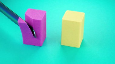 Çok tatmin edici ve rahatlatıcı Kinetik Kum ASMR videosu. Stres önleyici makroyu renkli Kinetik Kumu bıçakla kapatmak. ASMR sesleri.