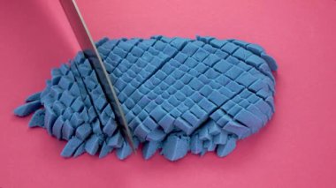 Çok tatmin edici ve rahatlatıcı Kinetik Kum ASMR videosu. Stres önleyici makroyu renkli Kinetik Kumu bıçakla kapatmak. ASMR sesleri.