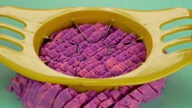 Çok tatmin edici ve rahatlatıcı Kinetik Kum ASMR videosu. Stres önleyici makroyu renkli Kinetik Kumu bıçakla kapatmak. ASMR sesleri.