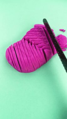 Çok tatmin edici ve rahatlatıcı Kinetik Kum ASMR videosu. Stres önleyici makroyu renkli Kinetik Kumu bıçakla kapatmak. ASMR sesleri.