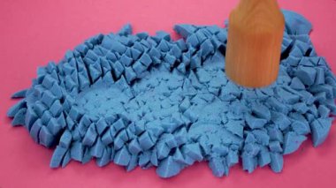 Çok tatmin edici ve rahatlatıcı Kinetik Kum ASMR videosu. Stres önleyici makroyu renkli Kinetik Kumu bıçakla kapatmak. ASMR sesleri.