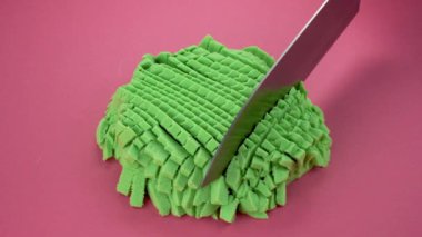 Çok tatmin edici ve rahatlatıcı Kinetik Kum ASMR videosu. Stres önleyici makroyu renkli Kinetik Kumu bıçakla kapatmak. ASMR sesleri.