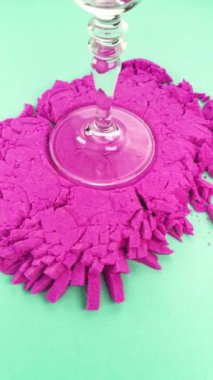 Çok tatmin edici ve rahatlatıcı Kinetik Kum ASMR videosu. Stres önleyici makroyu renkli Kinetik Kumu bıçakla kapatmak. ASMR sesleri.