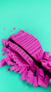 Çok tatmin edici ve rahatlatıcı Kinetik Kum ASMR videosu. Stres önleyici makroyu renkli Kinetik Kumu bıçakla kapatmak. ASMR sesleri.