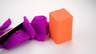 Çok tatmin edici ve rahatlatıcı Kinetik Kum ASMR videosu. Stres önleyici makroyu renkli Kinetik Kumu bıçakla kapatmak. ASMR sesleri.