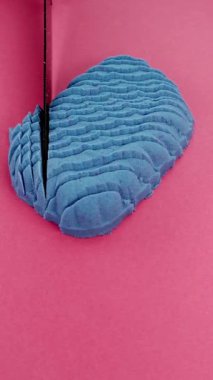 Çok tatmin edici ve rahatlatıcı Kinetik Kum ASMR videosu. Stres önleyici makroyu renkli Kinetik Kumu bıçakla kapatmak. ASMR sesleri.