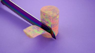 Çok tatmin edici ve rahatlatıcı Kinetik Kum ASMR videosu. Stres önleyici makroyu renkli Kinetik Kumu bıçakla kapatmak. ASMR sesleri.