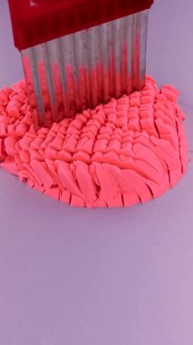 Çok tatmin edici ve rahatlatıcı Kinetik Kum ASMR videosu. Stres önleyici makroyu renkli Kinetik Kumu bıçakla kapatmak. ASMR sesleri.