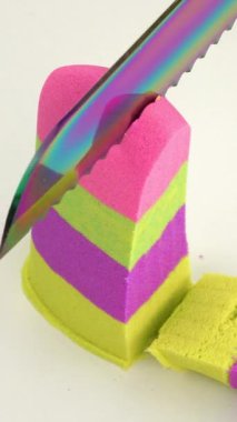 Çok tatmin edici ve rahatlatıcı Kinetik Kum ASMR videosu. Stres önleyici makroyu renkli Kinetik Kumu bıçakla kapatmak. ASMR sesleri.