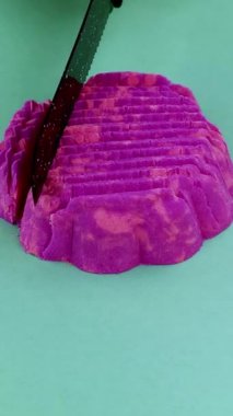 Çok tatmin edici ve rahatlatıcı Kinetik Kum ASMR videosu. Stres önleyici makroyu renkli Kinetik Kumu bıçakla kapatmak. ASMR sesleri.