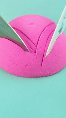 Çok tatmin edici ve rahatlatıcı Kinetik Kum ASMR videosu. Stres önleyici makroyu renkli Kinetik Kumu bıçakla kapatmak. ASMR sesleri.