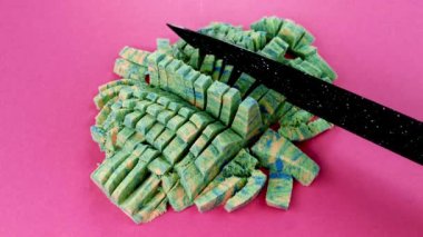 Çok tatmin edici ve rahatlatıcı Kinetik Kum ASMR videosu. Stres önleyici makroyu renkli Kinetik Kumu bıçakla kapatmak. ASMR sesleri.