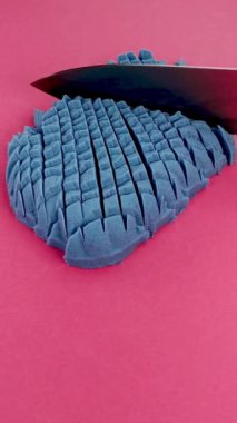 Çok tatmin edici ve rahatlatıcı Kinetik Kum ASMR videosu. Stres önleyici makroyu renkli Kinetik Kumu bıçakla kapatmak. ASMR sesleri.