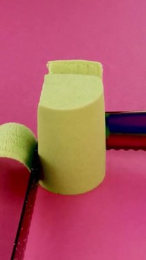 Çok tatmin edici ve rahatlatıcı Kinetik Kum ASMR videosu. Stres önleyici makroyu renkli Kinetik Kumu bıçakla kapatmak. ASMR sesleri.