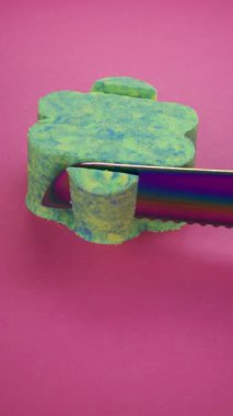 Çok tatmin edici ve rahatlatıcı Kinetik Kum ASMR videosu. Stres önleyici makroyu renkli Kinetik Kumu bıçakla kapatmak. ASMR sesleri.