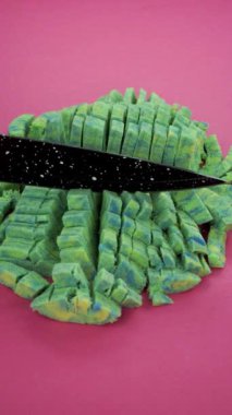 Çok tatmin edici ve rahatlatıcı Kinetik Kum ASMR videosu. Stres önleyici makroyu renkli Kinetik Kumu bıçakla kapatmak. ASMR sesleri.