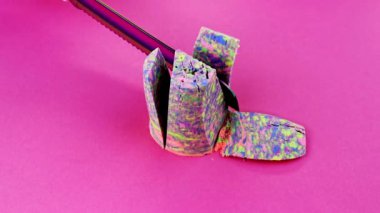 Çok tatmin edici ve rahatlatıcı Kinetik Kum ASMR videosu. Stres önleyici makroyu renkli Kinetik Kumu bıçakla kapatmak. ASMR sesleri.