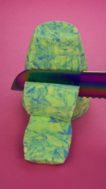 Çok tatmin edici ve rahatlatıcı Kinetik Kum ASMR videosu. Stres önleyici makroyu renkli Kinetik Kumu bıçakla kapatmak. ASMR sesleri.