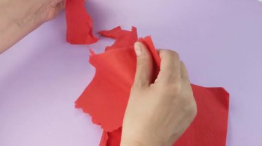 Çok tatmin edici ve rahatlatıcı ASMR videosu. Stres önleyici video, kadınların elleri yırtılır ve buruşuk kağıt peçeteler. İnce Motor Yetenekleri İçin Yırtıcı Kağıt.