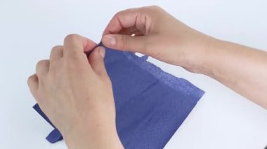 Çok tatmin edici ve rahatlatıcı ASMR videosu. Stres önleyici video, kadınların elleri yırtılır ve buruşuk kağıt peçeteler. İnce Motor Yetenekleri İçin Yırtıcı Kağıt.
