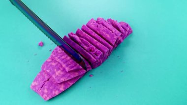 Çok tatmin edici ve rahatlatıcı Kinetik Kum ASMR videosu. Stres önleyici makroyu renkli Kinetik Kumu bıçakla kapatmak. ASMR sesleri.