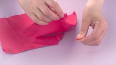 Çok tatmin edici ve rahatlatıcı ASMR videosu. Stres önleyici video, kadınların elleri yırtılır ve buruşuk kağıt peçeteler. İnce Motor Yetenekleri İçin Yırtıcı Kağıt.