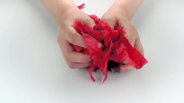 Çok tatmin edici ve rahatlatıcı ASMR videosu. Stres önleyici video, kadınların elleri yırtılır ve buruşuk kağıt peçeteler. İnce Motor Yetenekleri İçin Yırtıcı Kağıt.