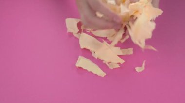 Çok tatmin edici ve rahatlatıcı ASMR videosu. Stres önleyici video, kadınların elleri yırtılır ve buruşuk kağıt peçeteler. İnce Motor Yetenekleri İçin Yırtıcı Kağıt.