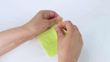 Çok tatmin edici ve rahatlatıcı ASMR videosu. Stres önleyici video, kadınların elleri yırtılır ve buruşuk kağıt peçeteler. İnce Motor Yetenekleri İçin Yırtıcı Kağıt.