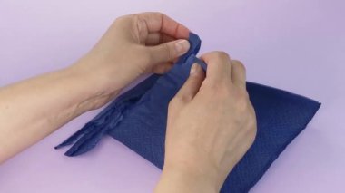 Çok tatmin edici ve rahatlatıcı ASMR videosu. Stres önleyici video, kadınların elleri yırtılır ve buruşuk kağıt peçeteler. İnce Motor Yetenekleri İçin Yırtıcı Kağıt.