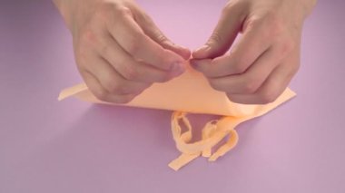 Çok tatmin edici ve rahatlatıcı ASMR videosu. Stres önleyici video, kadınların elleri yırtılır ve buruşuk kağıt peçeteler. İnce Motor Yetenekleri İçin Yırtıcı Kağıt.