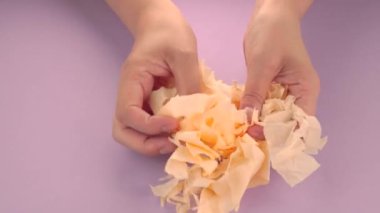 Çok tatmin edici ve rahatlatıcı ASMR videosu. Stres önleyici video, kadınların elleri yırtılır ve buruşuk kağıt peçeteler. İnce Motor Yetenekleri İçin Yırtıcı Kağıt.