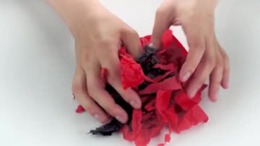 Çok tatmin edici ve rahatlatıcı ASMR videosu. Stres önleyici video, kadınların elleri yırtılır ve buruşuk kağıt peçeteler. İnce Motor Yetenekleri İçin Yırtıcı Kağıt.