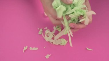 Çok tatmin edici ve rahatlatıcı ASMR videosu. Stres önleyici video, kadınların elleri yırtılır ve buruşuk kağıt peçeteler. İnce Motor Yetenekleri İçin Yırtıcı Kağıt.