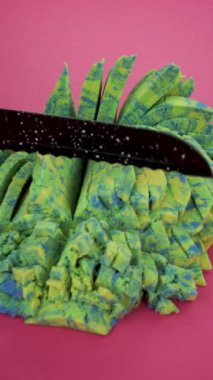 Çok tatmin edici ve rahatlatıcı Kinetik Kum ASMR videosu. Stres önleyici makroyu renkli Kinetik Kumu bıçakla kapatmak. ASMR sesleri.