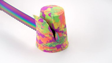 Çok tatmin edici ve rahatlatıcı Kinetik Kum ASMR videosu. Stres önleyici makroyu renkli Kinetik Kumu bıçakla kapatmak. ASMR sesleri.