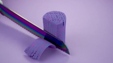 Çok tatmin edici ve rahatlatıcı Kinetik Kum ASMR videosu. Stres önleyici makroyu renkli Kinetik Kumu bıçakla kapatmak. ASMR sesleri.