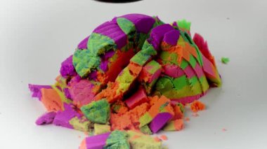 Çok tatmin edici ve rahatlatıcı Kinetik Kum ASMR videosu. Stres önleyici makroyu renkli Kinetik Kumu bıçakla kapatmak. ASMR sesleri.