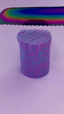 Çok tatmin edici ve rahatlatıcı Kinetik Kum ASMR videosu. Stres önleyici makroyu renkli Kinetik Kumu bıçakla kapatmak. ASMR sesleri.