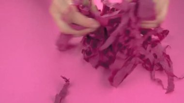 Çok tatmin edici ve rahatlatıcı ASMR videosu. Stres önleyici video, kadınların elleri yırtılır ve buruşuk kağıt peçeteler. İnce Motor Yetenekleri İçin Yırtıcı Kağıt.