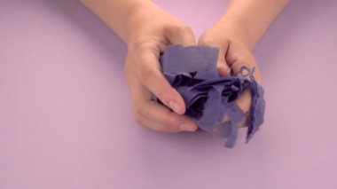 Çok tatmin edici ve rahatlatıcı ASMR videosu. Stres önleyici video, kadınların elleri yırtılır ve buruşuk kağıt peçeteler. İnce Motor Yetenekleri İçin Yırtıcı Kağıt.