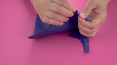 Çok tatmin edici ve rahatlatıcı ASMR videosu. Stres önleyici video, kadınların elleri yırtılır ve buruşuk kağıt peçeteler. İnce Motor Yetenekleri İçin Yırtıcı Kağıt.
