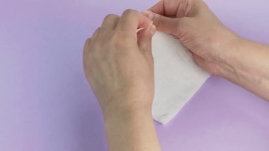 Çok tatmin edici ve rahatlatıcı ASMR videosu. Stres önleyici video, kadınların elleri yırtılır ve buruşuk kağıt peçeteler. İnce Motor Yetenekleri İçin Yırtıcı Kağıt.