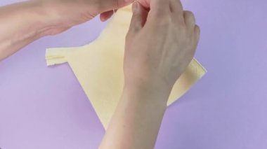 Çok tatmin edici ve rahatlatıcı Kinetik Kum ASMR videosu. Stres önleyici makroyu renkli Kinetik Kumu bıçakla kapatmak. ASMR sesleri.