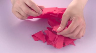 Çok tatmin edici ve rahatlatıcı ASMR videosu. Stres önleyici video, kadınların elleri yırtılır ve buruşuk kağıt peçeteler. İnce Motor Yetenekleri İçin Yırtıcı Kağıt.