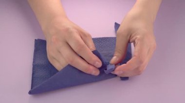 Çok tatmin edici ve rahatlatıcı ASMR videosu. Stres önleyici video, kadınların elleri yırtılır ve buruşuk kağıt peçeteler. İnce Motor Yetenekleri İçin Yırtıcı Kağıt.