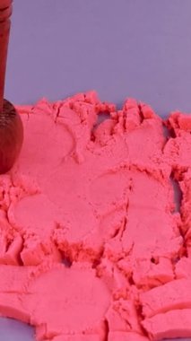 Çok tatmin edici ve rahatlatıcı Kinetik Kum ASMR videosu. Stres önleyici makroyu renkli Kinetik Kumu bıçakla kapatmak. ASMR sesleri.