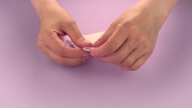 Çok tatmin edici ve rahatlatıcı ASMR videosu. Stres önleyici video, kadınların elleri yırtılır ve buruşuk kağıt peçeteler. İnce Motor Yetenekleri İçin Yırtıcı Kağıt.