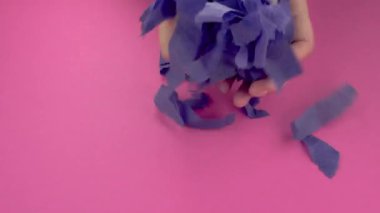 Çok tatmin edici ve rahatlatıcı ASMR videosu. Stres önleyici video, kadınların elleri yırtılır ve buruşuk kağıt peçeteler. İnce Motor Yetenekleri İçin Yırtıcı Kağıt.
