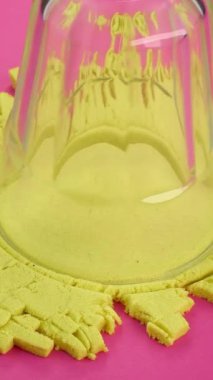 Çok tatmin edici ve rahatlatıcı Kinetik Kum ASMR videosu. Stres önleyici makroyu renkli Kinetik Kumu bıçakla kapatmak. ASMR sesleri.